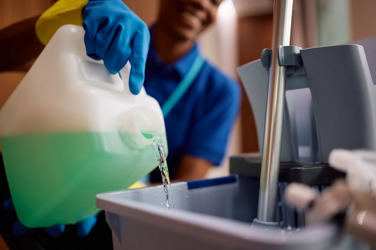 Aplicación de detergente profesional en un proceso de lavandería